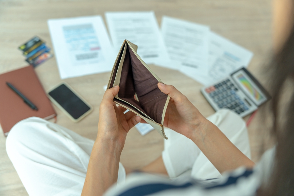 women holding wallet but no money to pay credit card